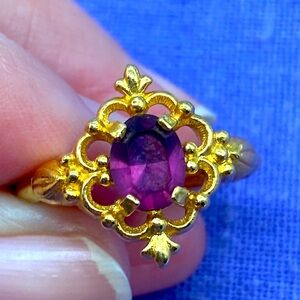Vintage Avon ring in gold tone with a purple crystal, size 8 💜